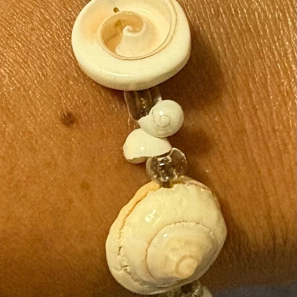 Very Pretty Delicate White Shell Stretch Bracelet. Measures 9inches unstretched. - Picture 9 of 16